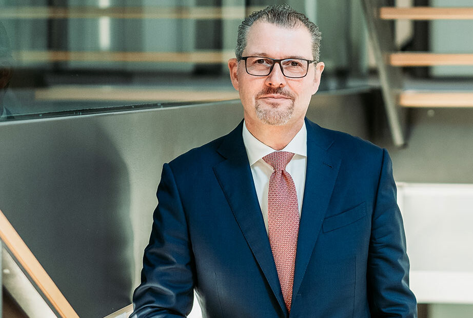 Arbeitgeberpräsident Dr. Rainer Dulger stehend auf einer Treppe - Portrait Querformat ©BDA