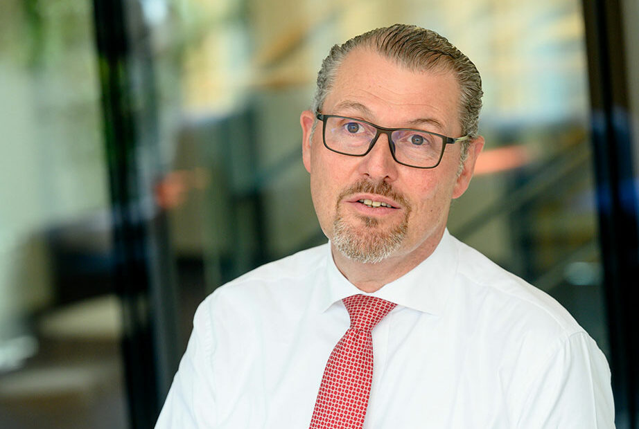 Arbeitgeberpräsident Dr. Rainer Dulger am Tisch sitzend - Portrait Querformat ©BDA